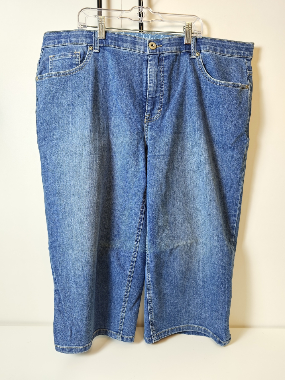 Faded Glory Womens Blue Denim Capris Relaxed Fit Plus Size 22W FGW1582BMD
